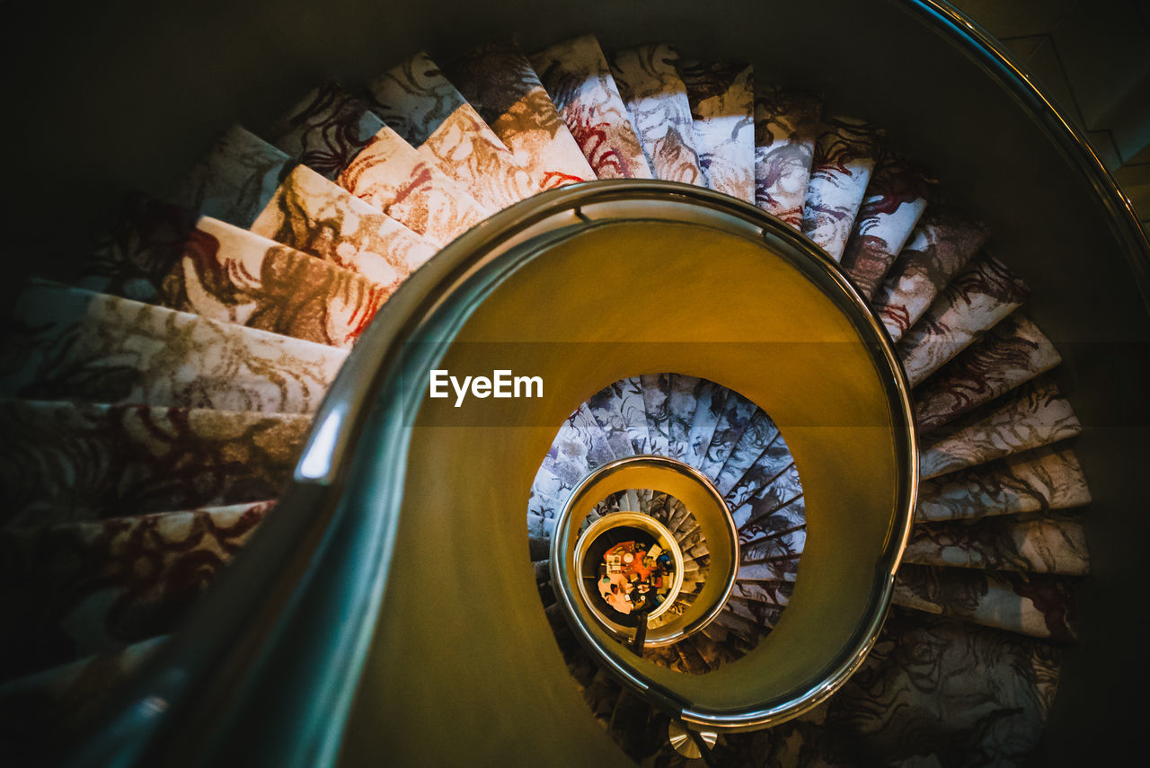 HIGH ANGLE VIEW OF SPIRAL STAIRCASE IN PLATE