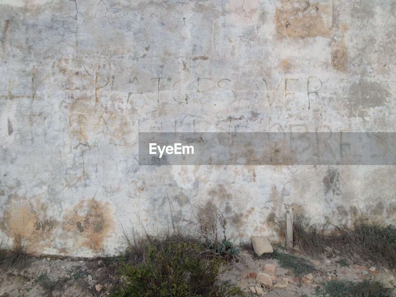 CLOSE UP OF STONE WALL