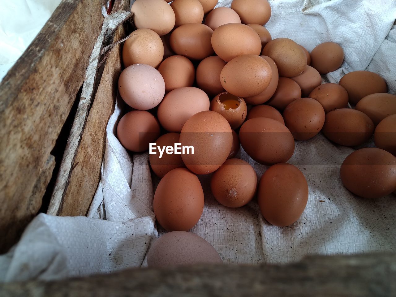 food, food and drink, egg, freshness, raw food, wellbeing, healthy eating, brown, organic, no people, large group of objects, indoors, fragility, animal egg, close-up, egg carton, ingredient, abundance, container, still life, nature, high angle view