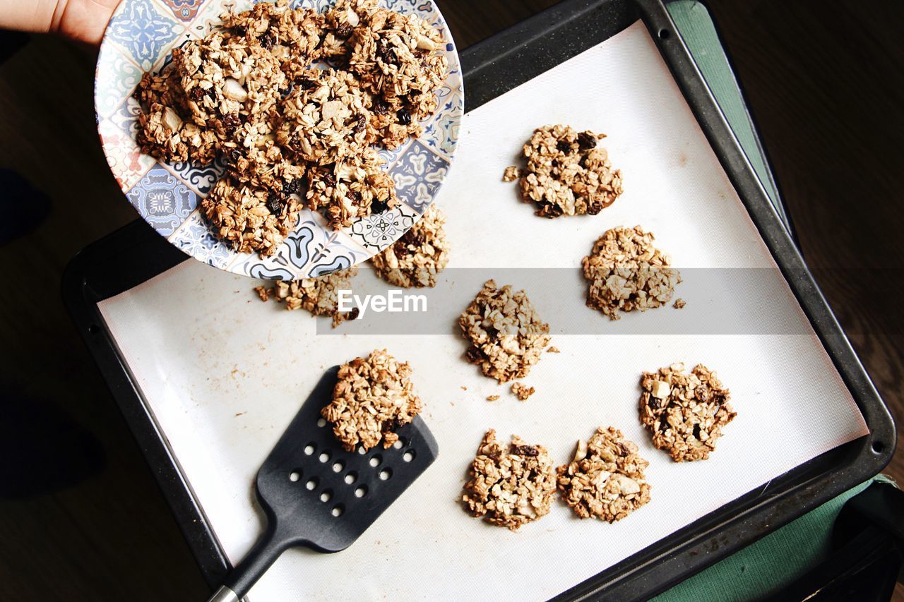 HIGH ANGLE VIEW OF COOKIES IN PLATE