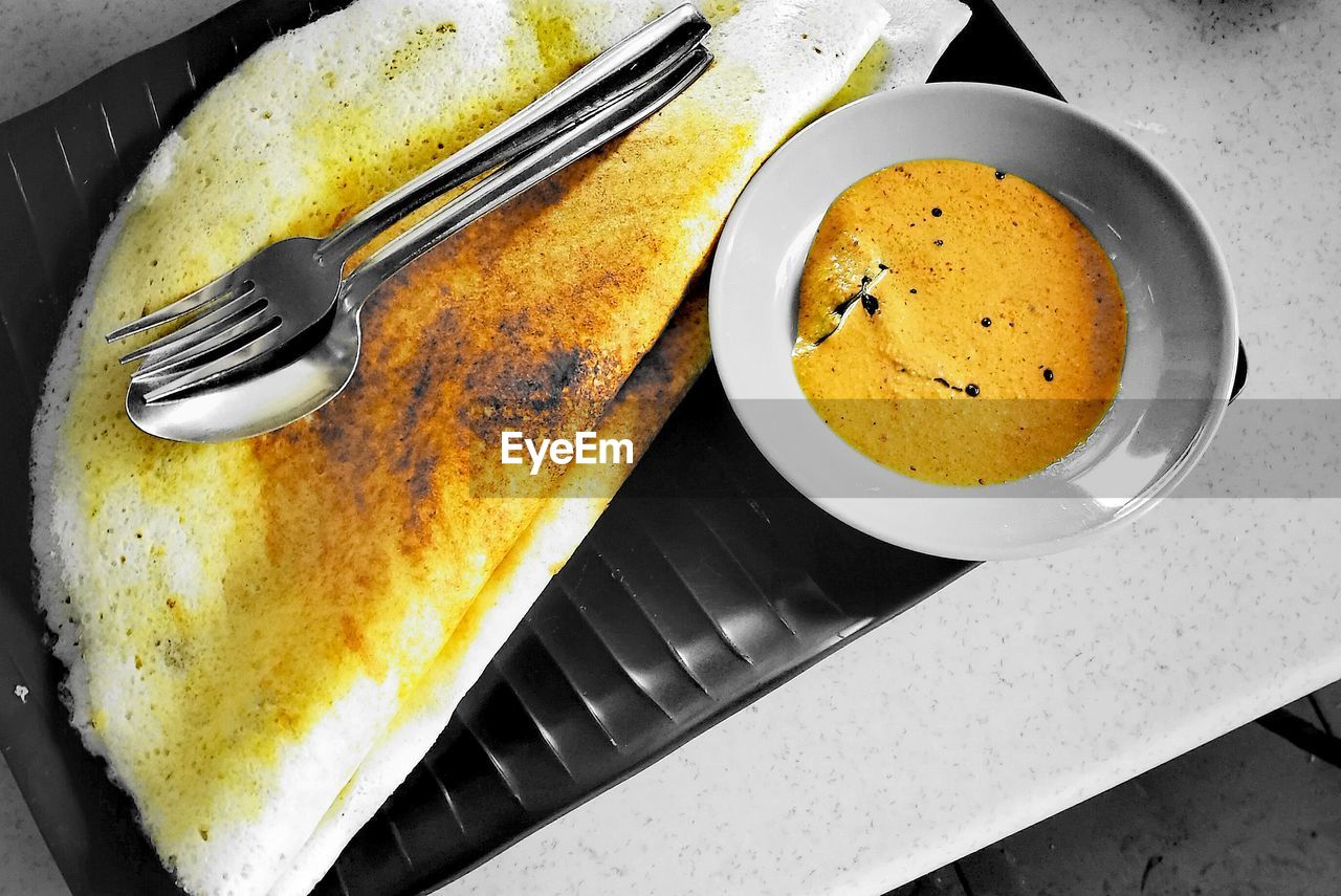 HIGH ANGLE VIEW OF BREAD IN PLATE