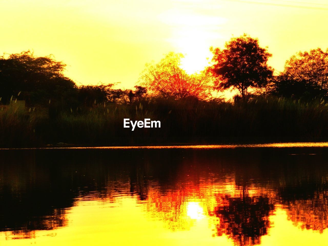 SCENIC VIEW OF LAKE AT SUNSET