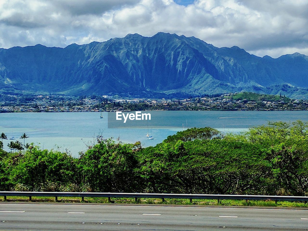 SCENIC VIEW OF SEA BY MOUNTAIN AGAINST SKY