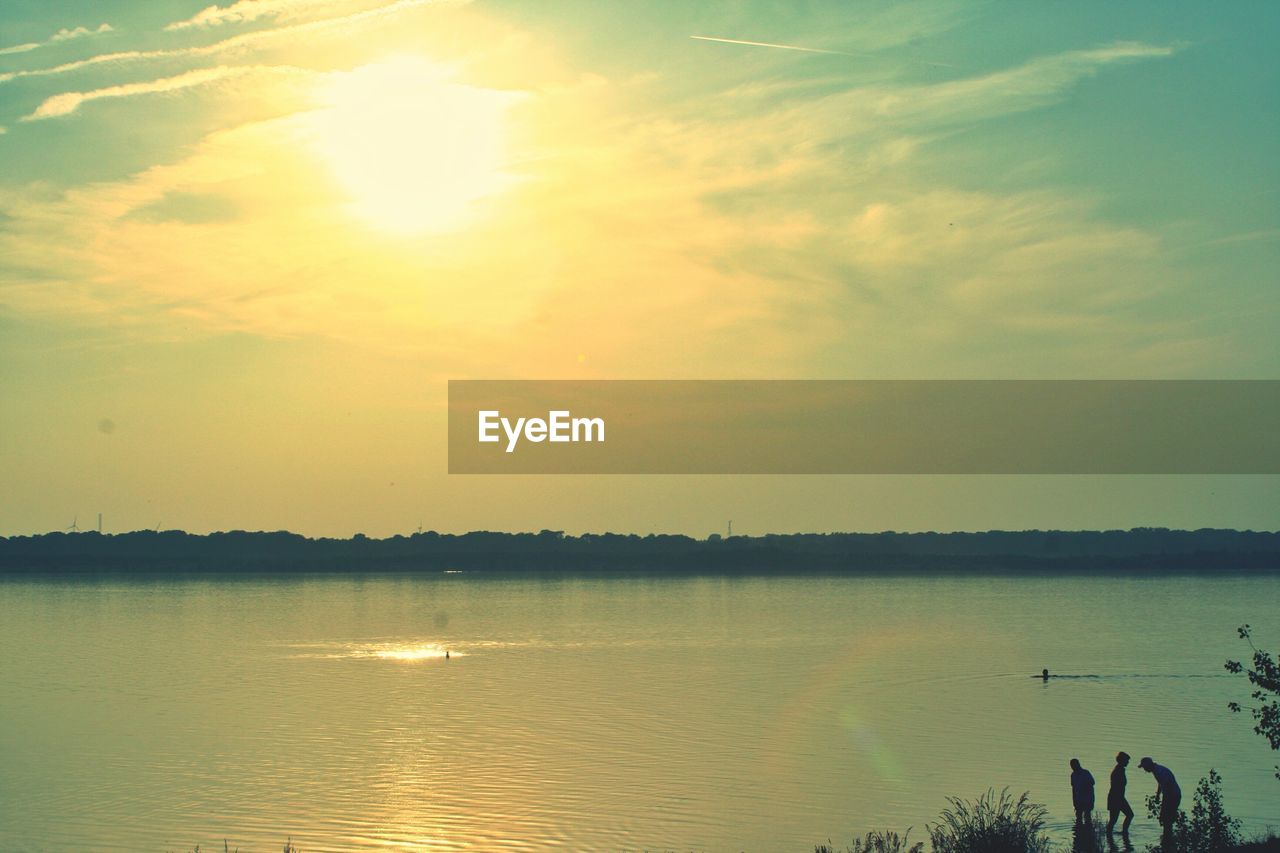 IDYLLIC VIEW OF SEA AGAINST SKY DURING SUNSET