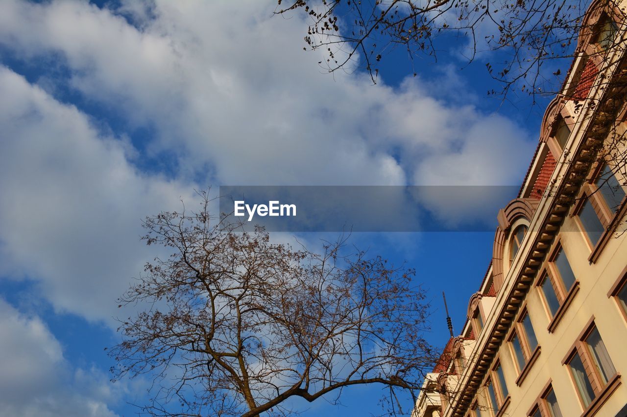 LOW ANGLE VIEW OF BUILT STRUCTURE AGAINST CLOUDY SKY