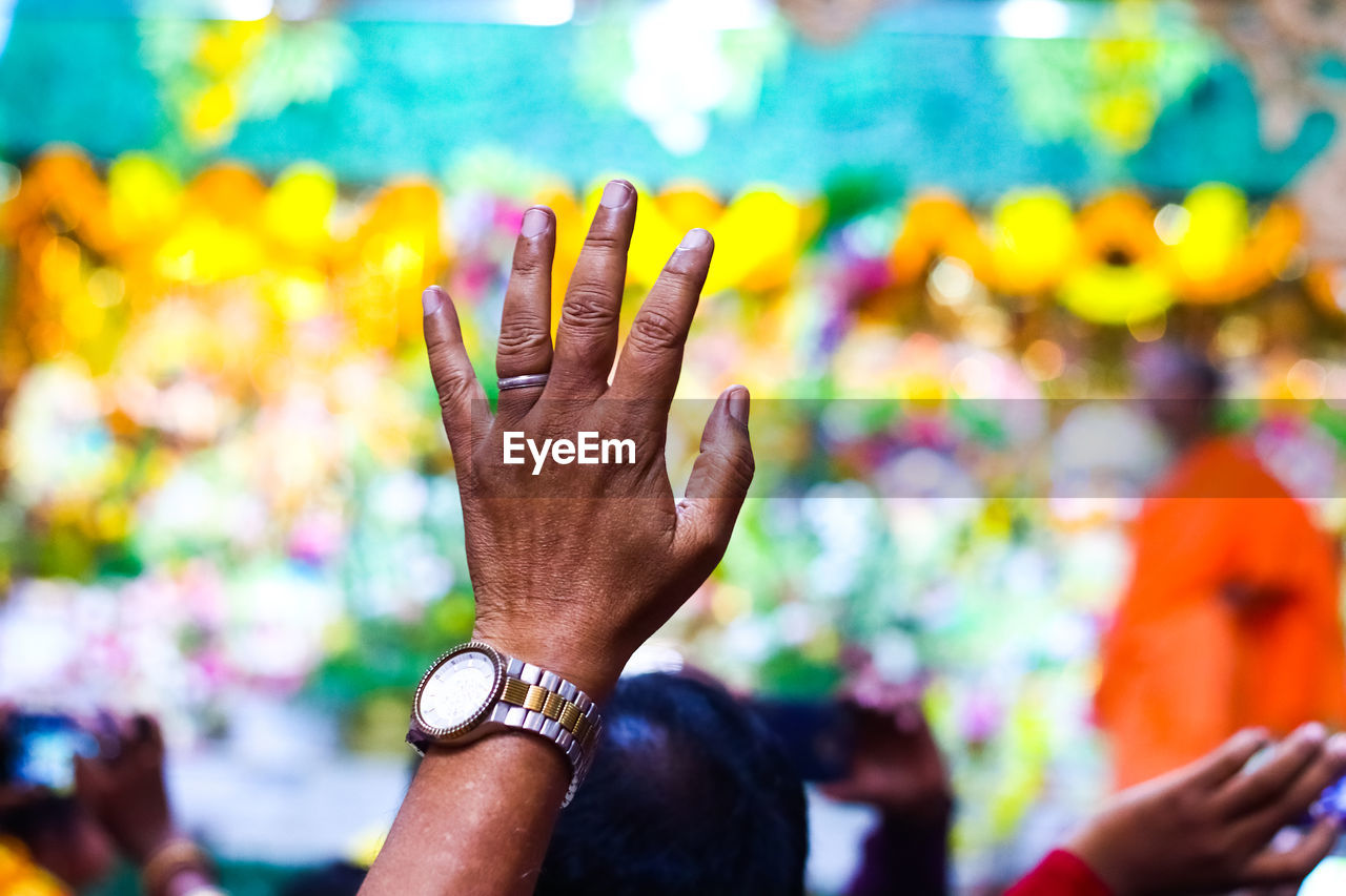 CLOSE-UP OF HAND HOLDING HANDS
