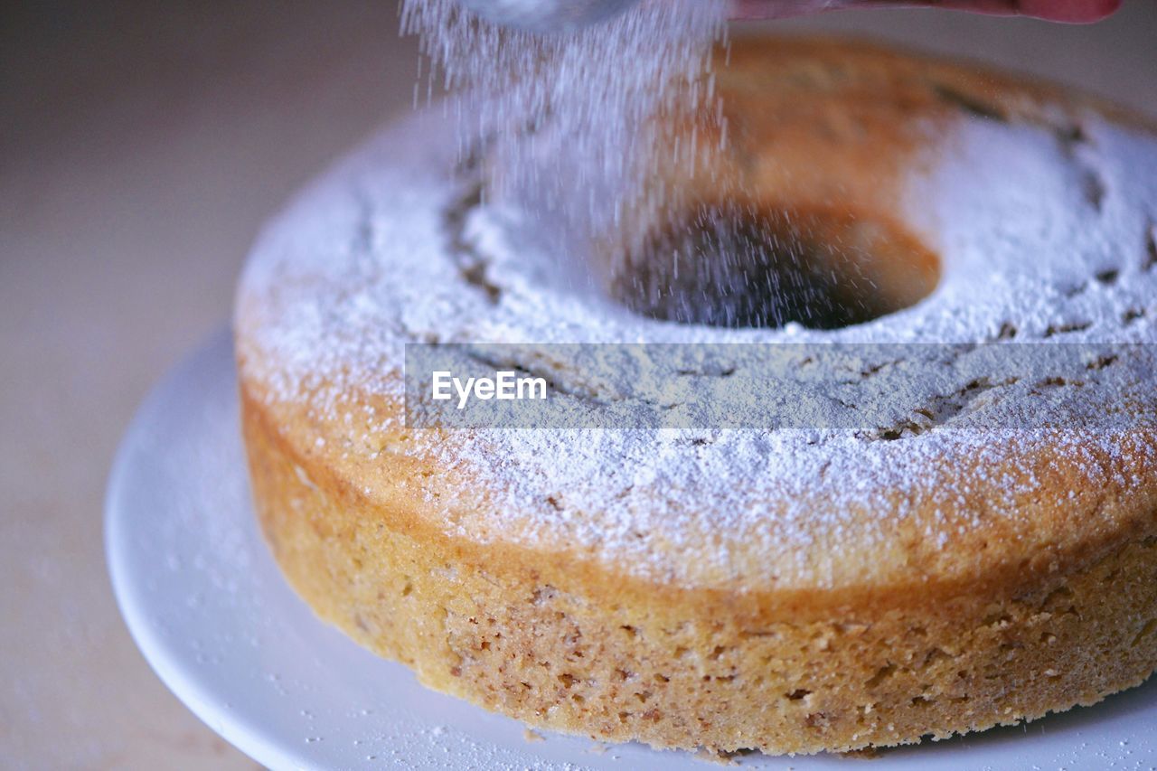 Powdered sugar falling on cake