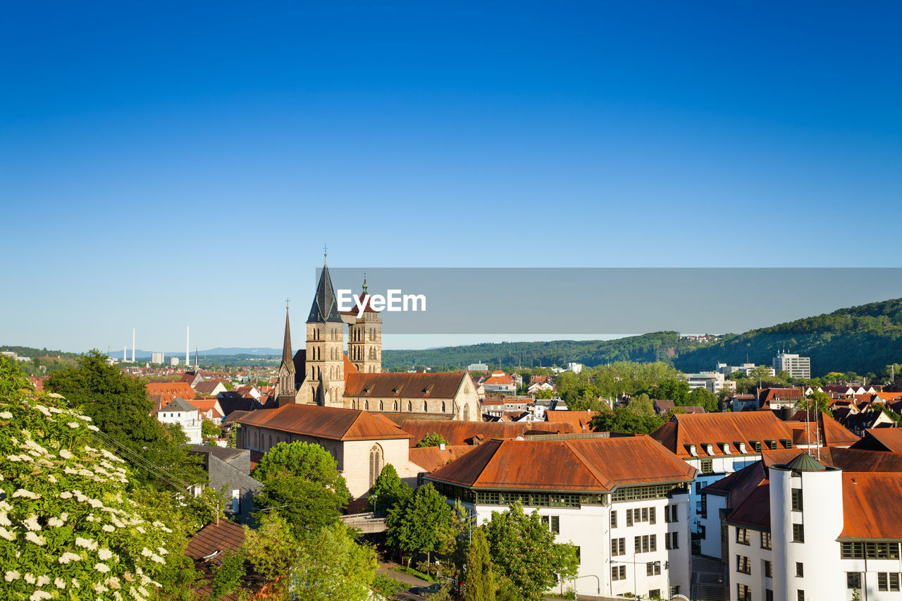 HIGH ANGLE VIEW OF TOWNSCAPE AGAINST SKY