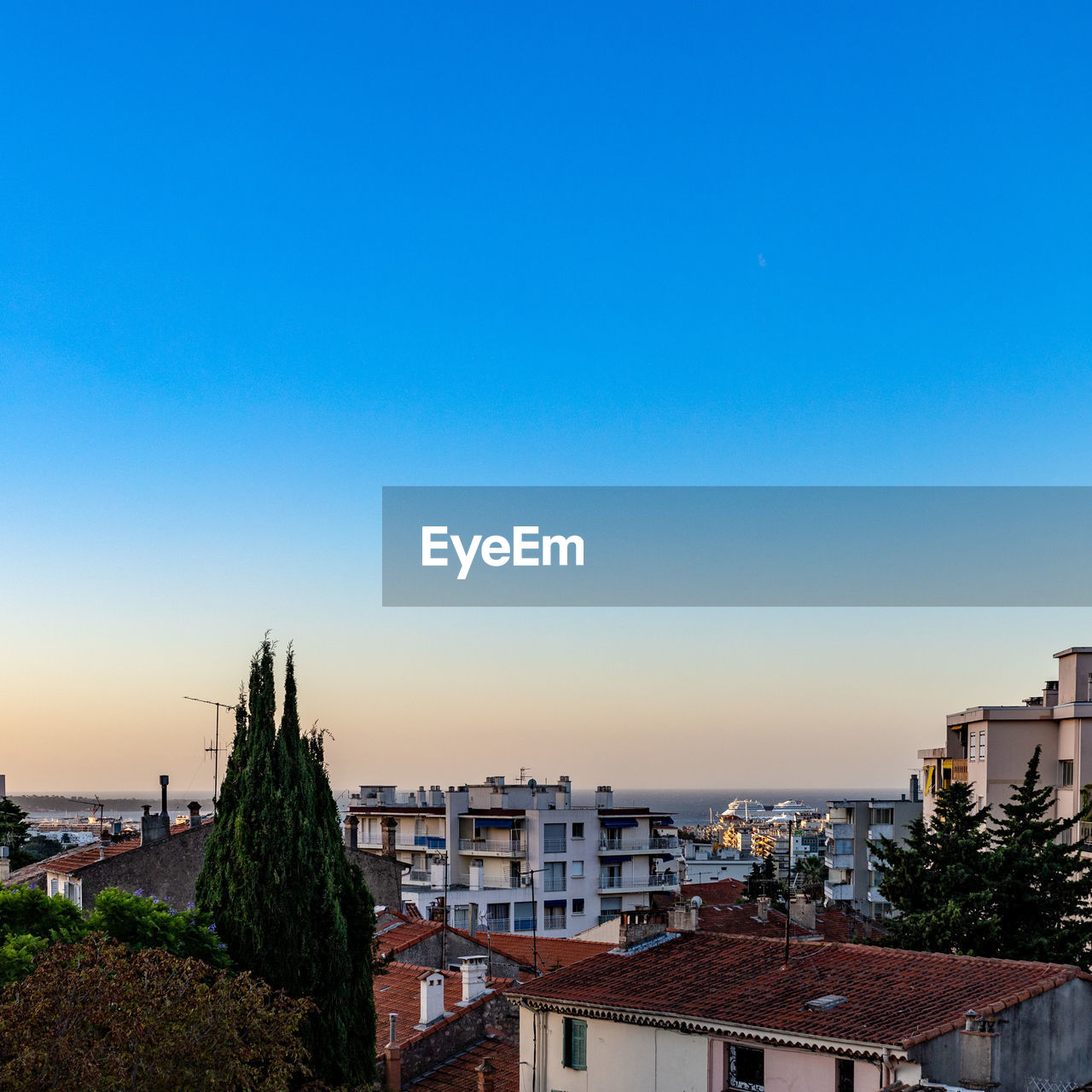 HIGH ANGLE SHOT OF TOWNSCAPE AGAINST CLEAR BLUE SKY