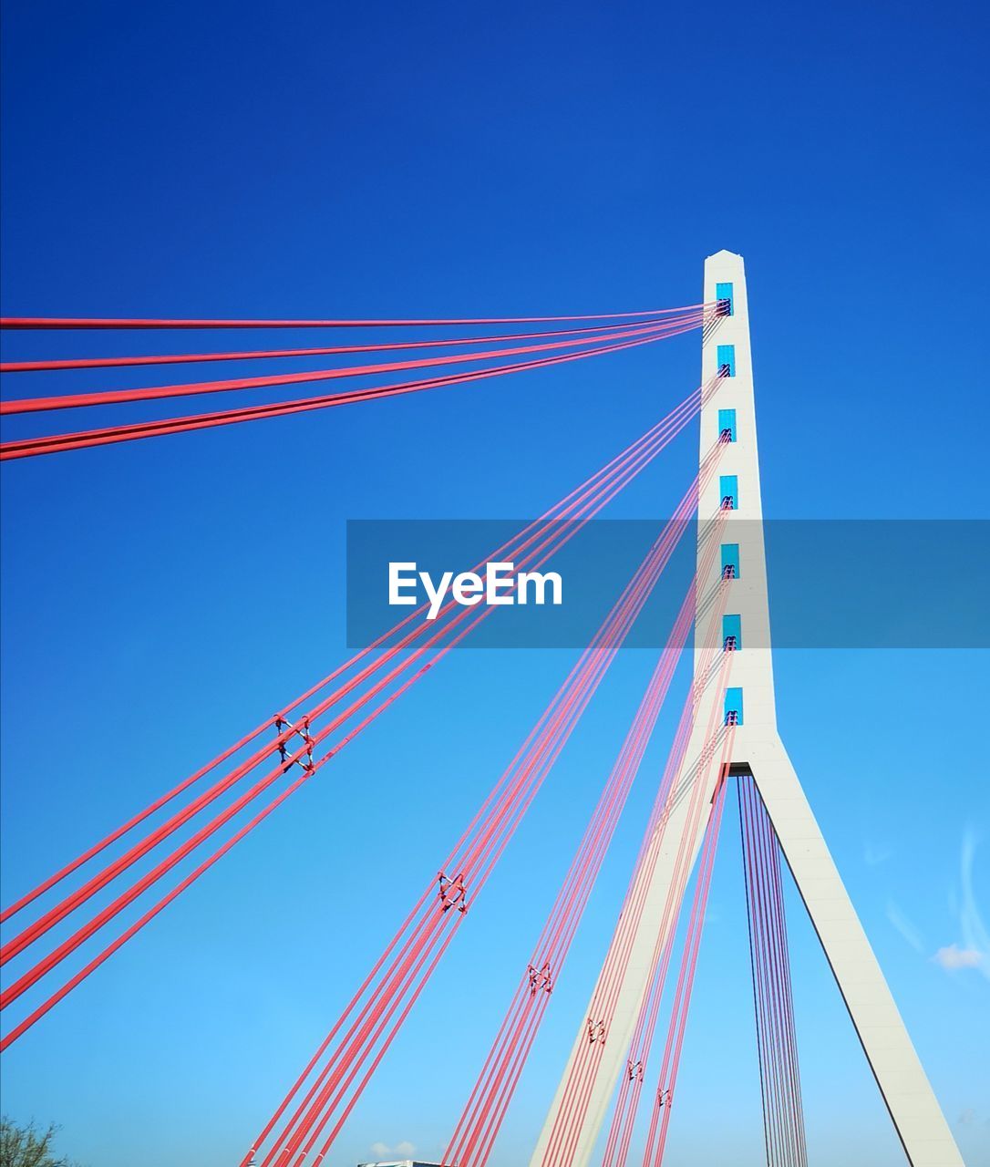 LOW ANGLE VIEW OF SUSPENSION BRIDGE AGAINST CLEAR SKY