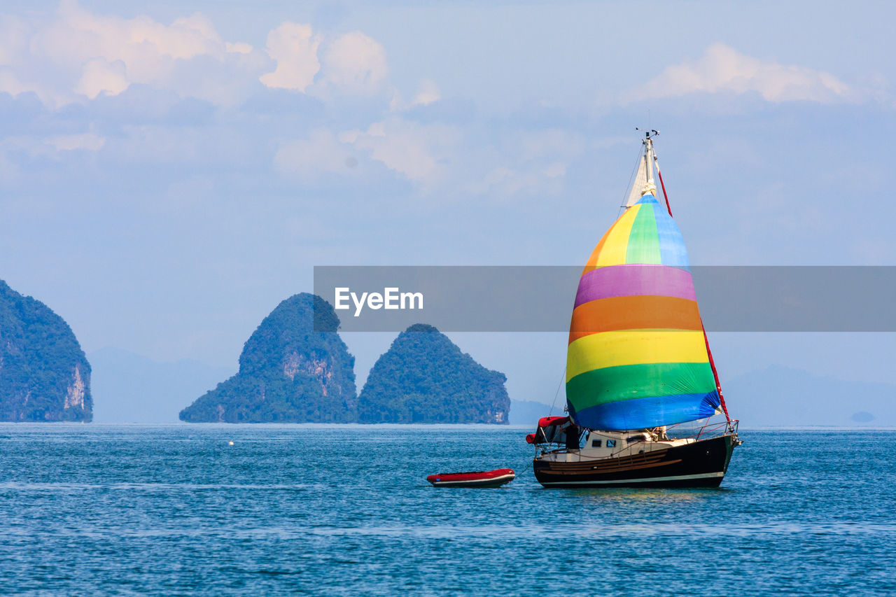 SAILBOAT IN SEA AGAINST SKY