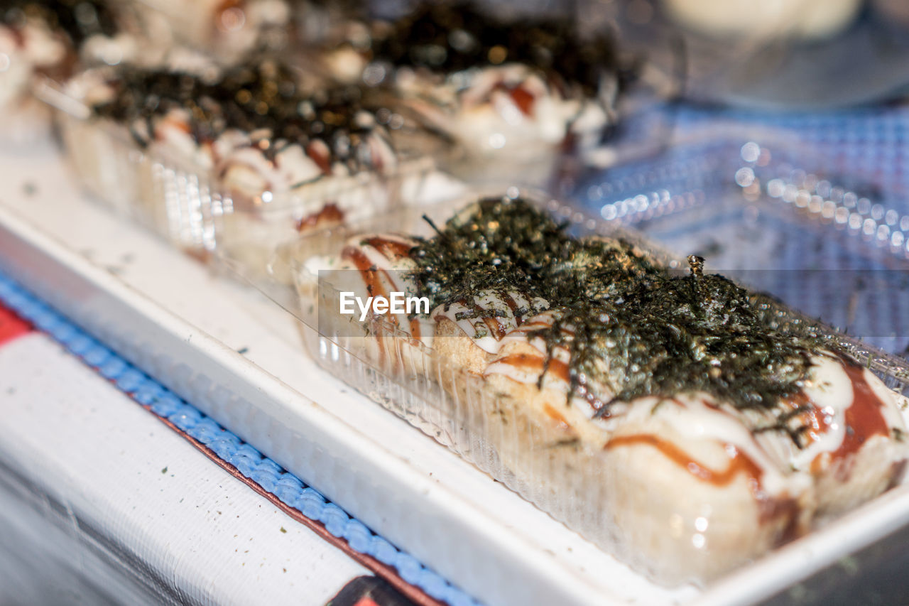 HIGH ANGLE VIEW OF FISH IN CONTAINER