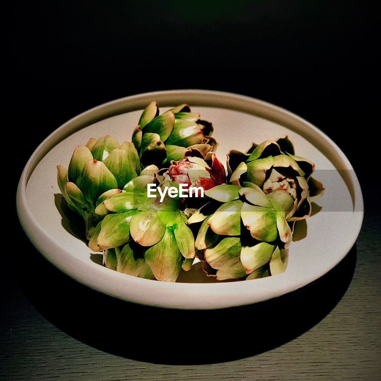 CLOSE-UP OF VEGETABLES IN BOWL
