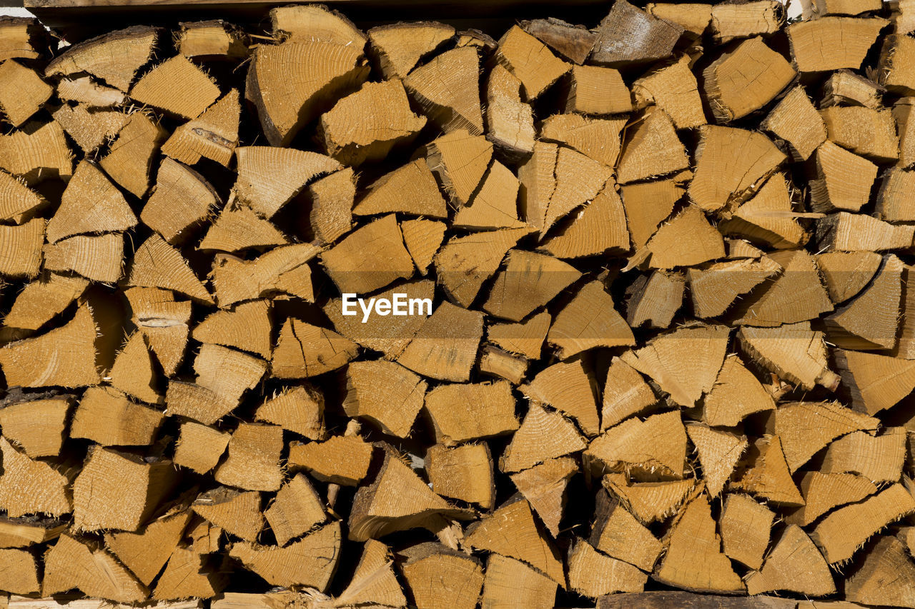 FULL FRAME SHOT OF WOODEN LOGS