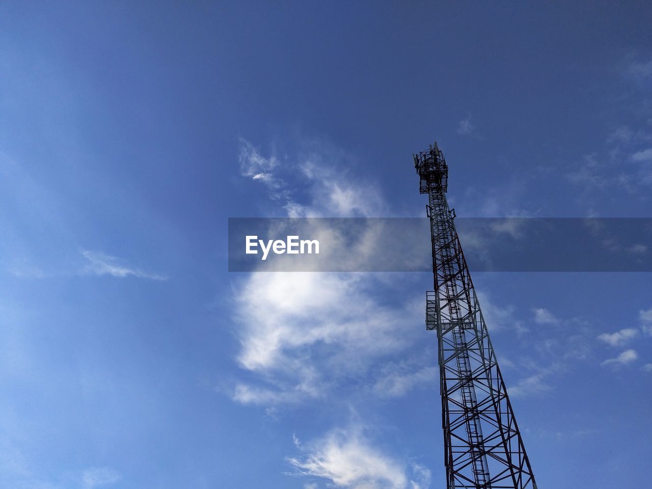 LOW ANGLE VIEW OF CRANE AGAINST SKY