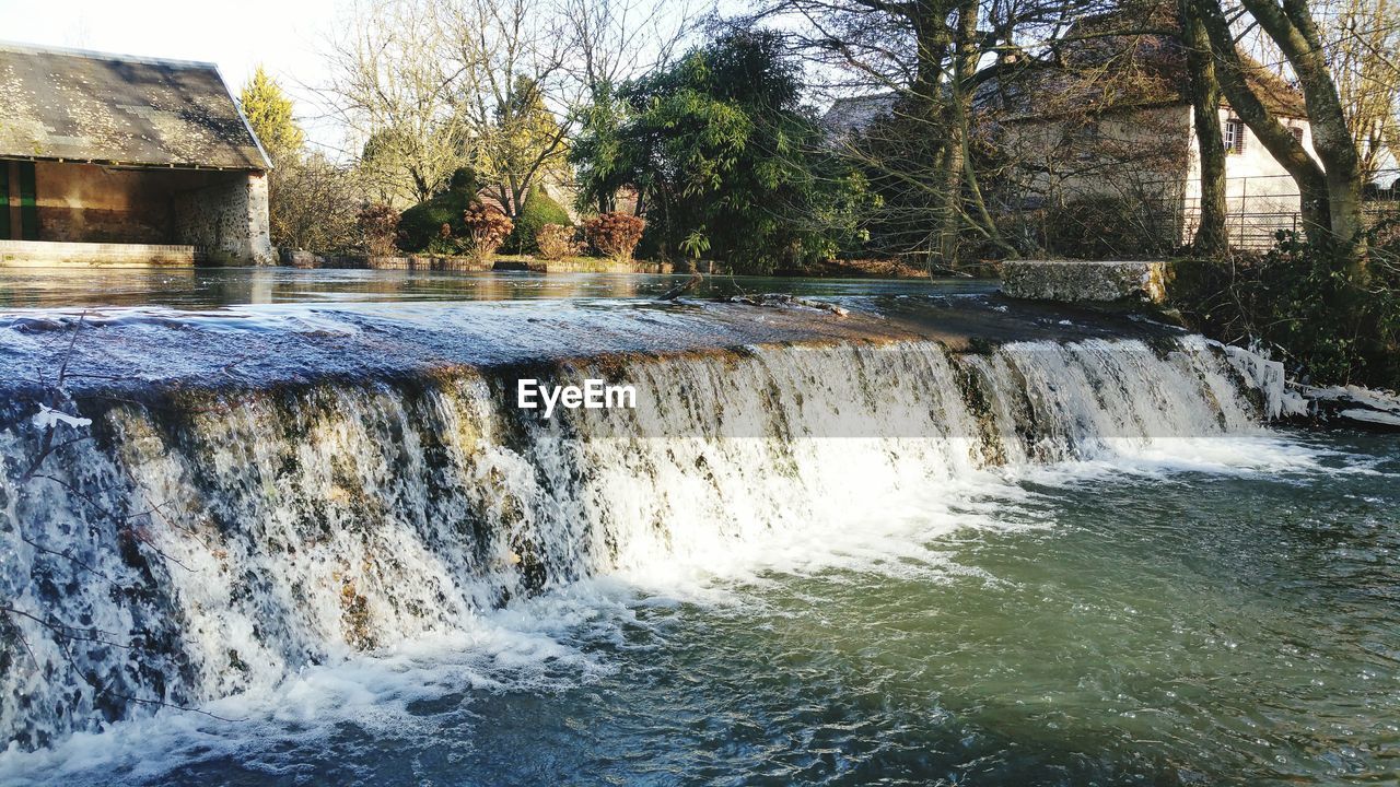 CLOSE-UP OF WATER SPLASHING AGAINST FOUNTAIN