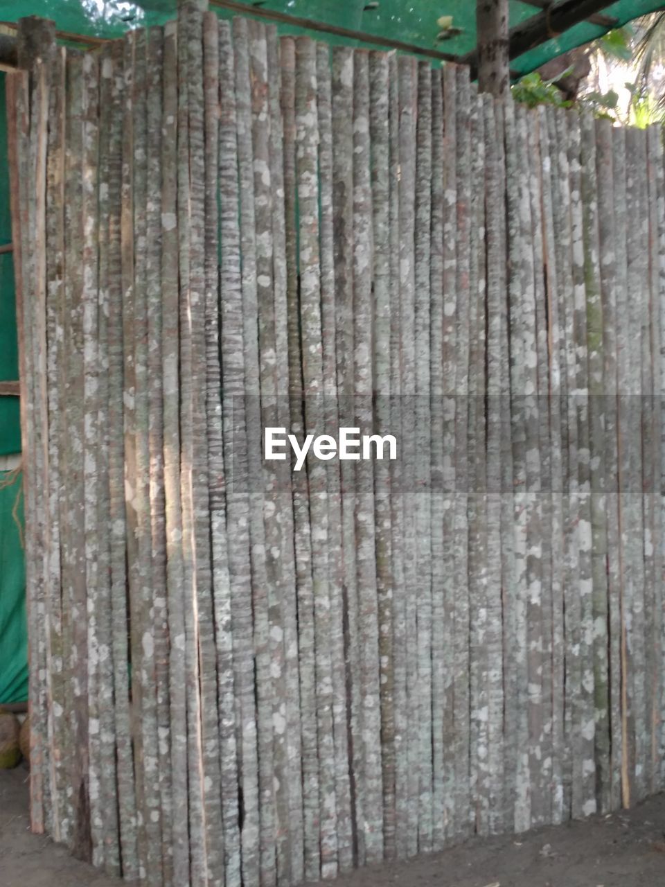 CLOSE-UP OF WOODEN WALL