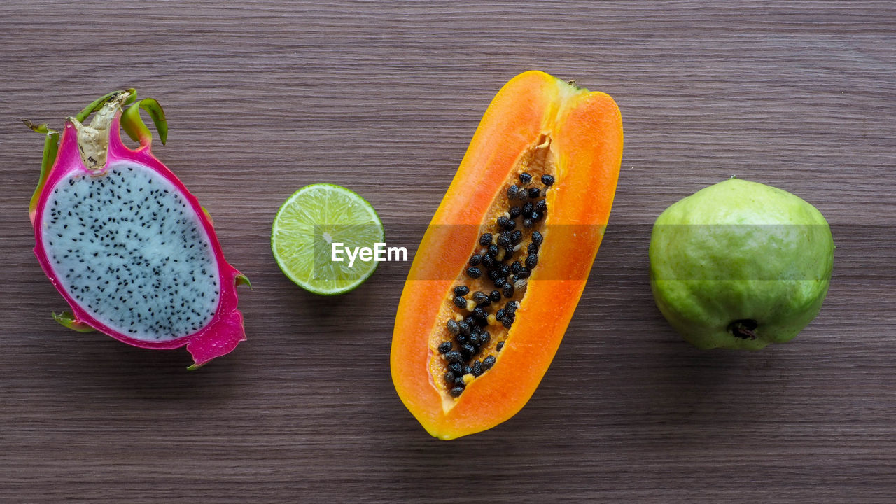 HIGH ANGLE VIEW OF ORANGE ON TABLE