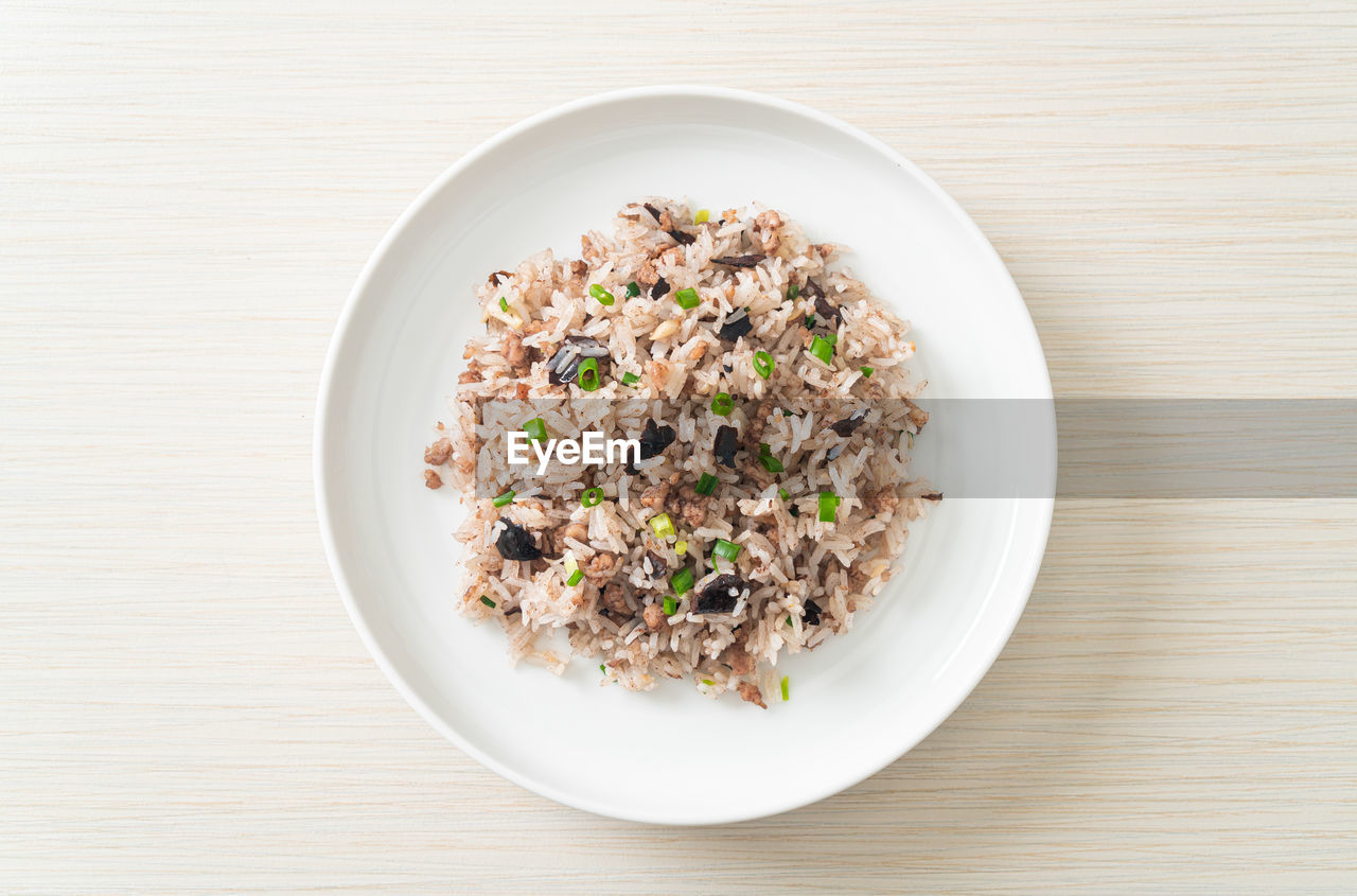 HIGH ANGLE VIEW OF FOOD SERVED IN BOWL