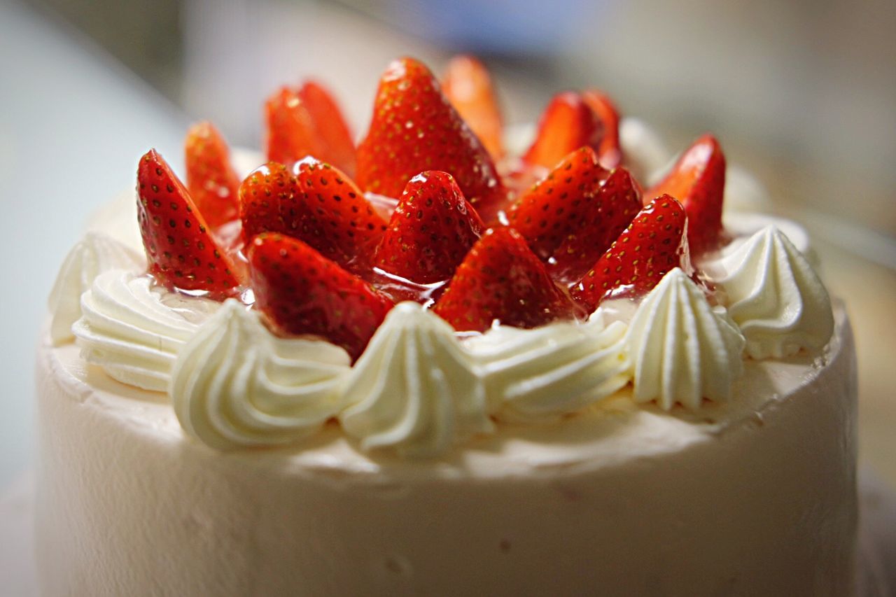 CLOSE-UP OF CHOCOLATE CAKE