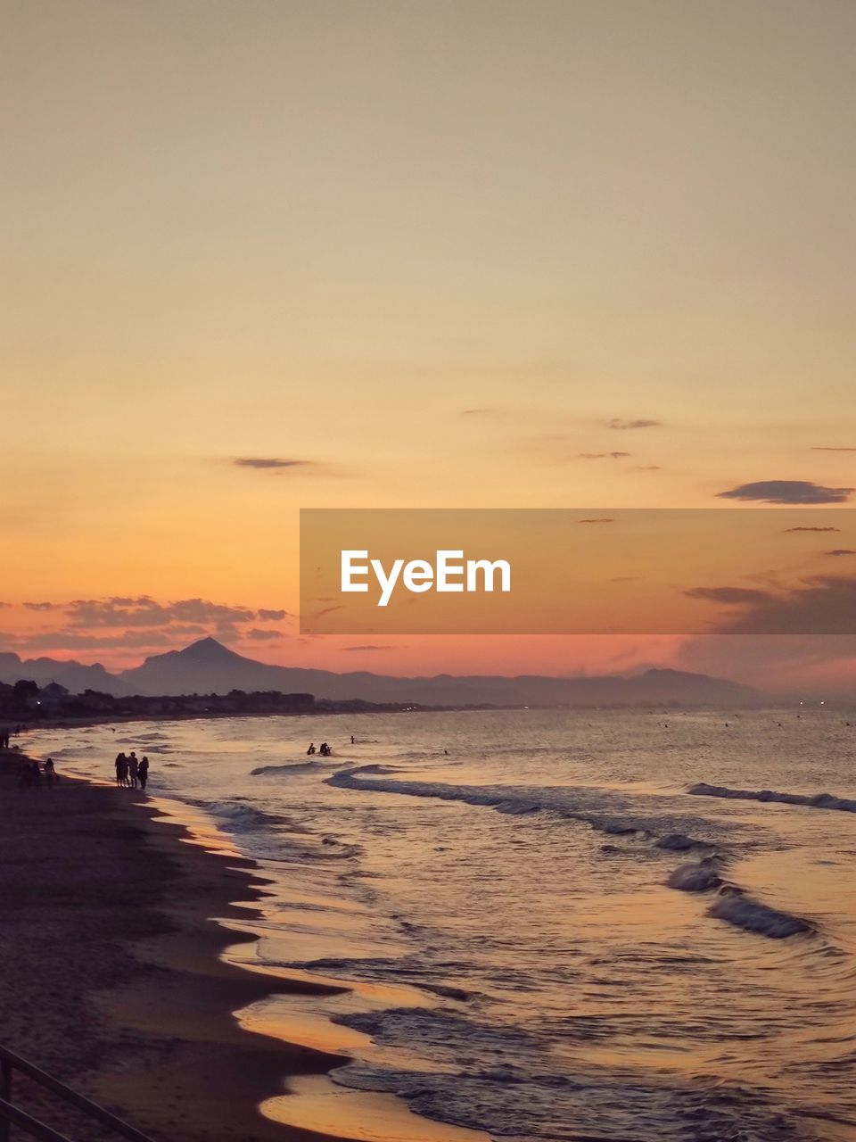 SCENIC VIEW OF SEA AGAINST SKY AT SUNSET