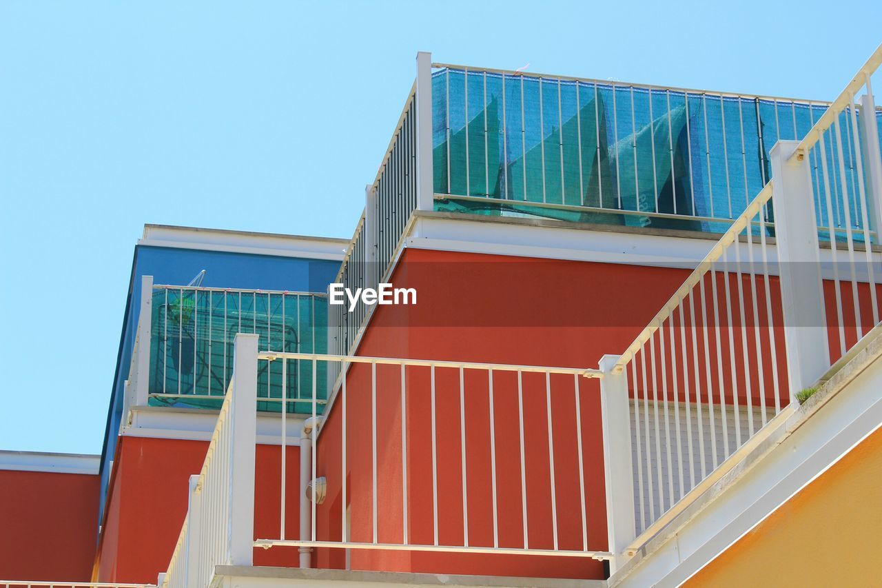 LOW ANGLE VIEW OF BUILDING AGAINST BLUE SKY