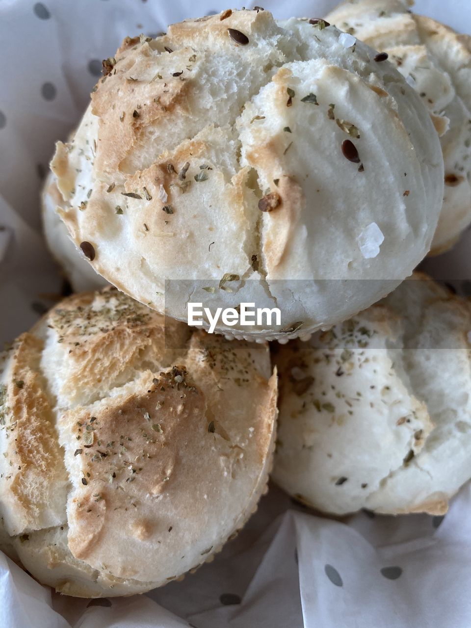 HIGH ANGLE VIEW OF ICE CREAM ON PLATE