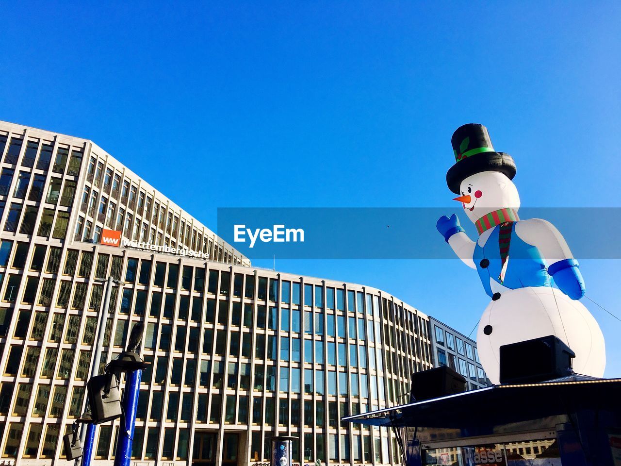 LOW ANGLE VIEW OF OFFICE BUILDINGS AGAINST CLEAR BLUE SKY