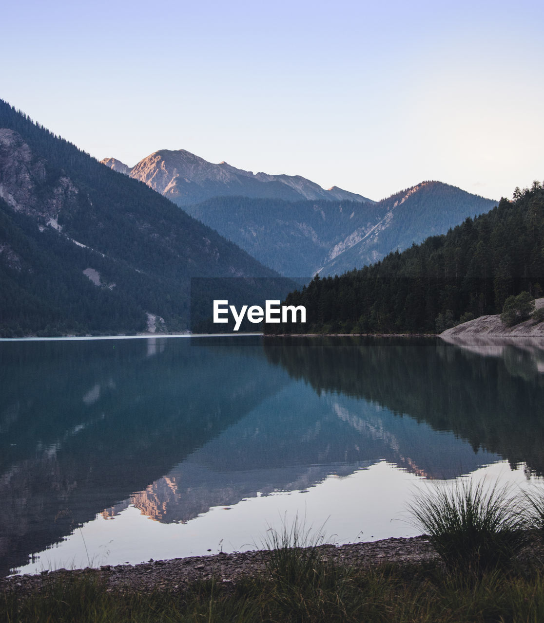 SCENIC VIEW OF LAKE AGAINST MOUNTAINS