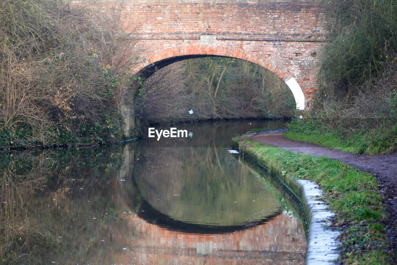 VIEW OF BRIDGE OVER RIVER AGAINST WALL