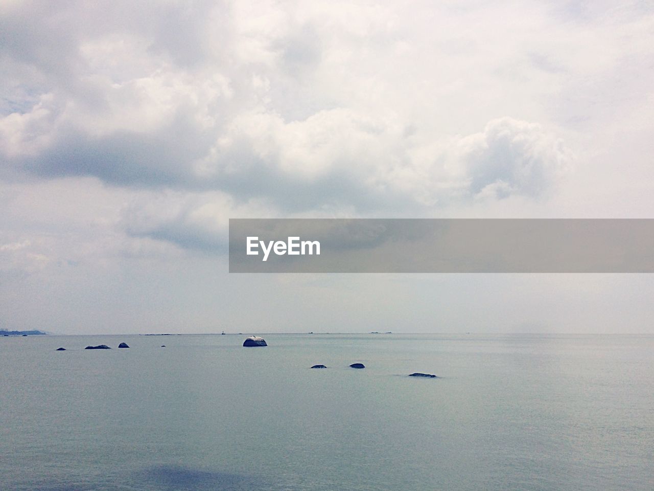 SCENIC VIEW OF SEASCAPE AGAINST CLOUDY SKY