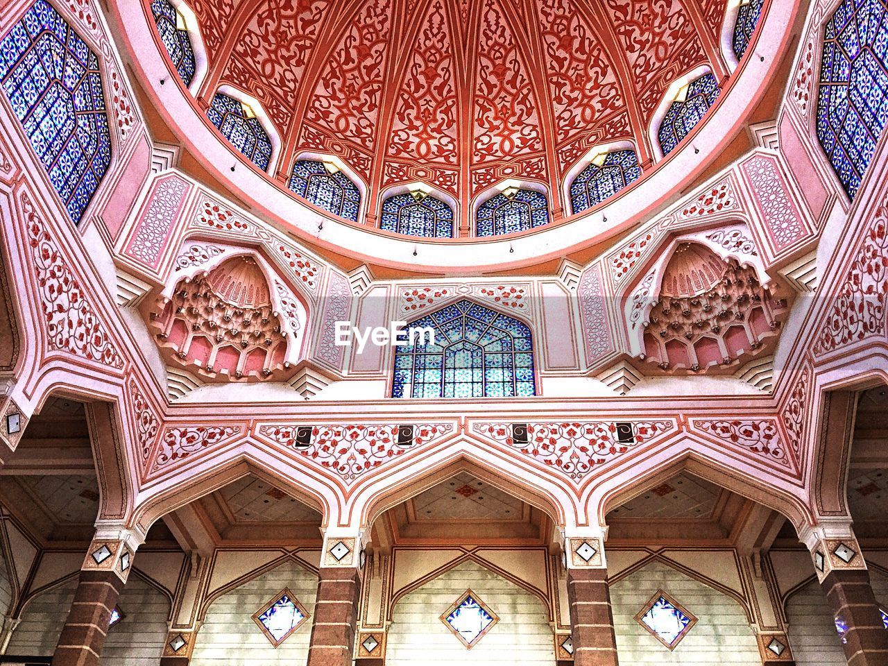 LOW ANGLE VIEW OF DOME IN CHURCH