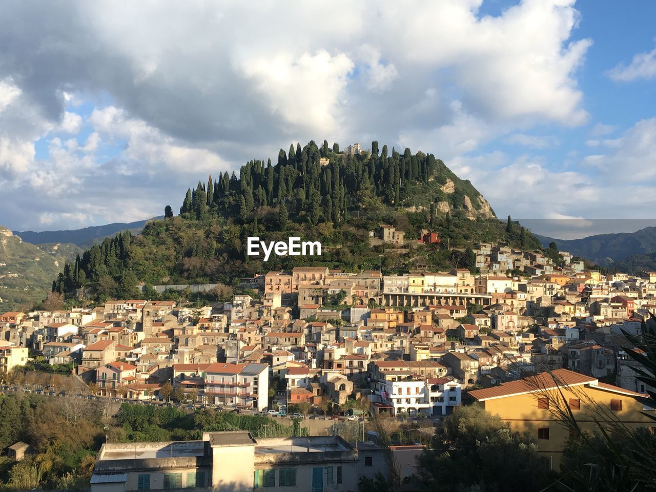 HIGH ANGLE VIEW OF TOWNSCAPE AND MOUNTAINS AGAINST SKY