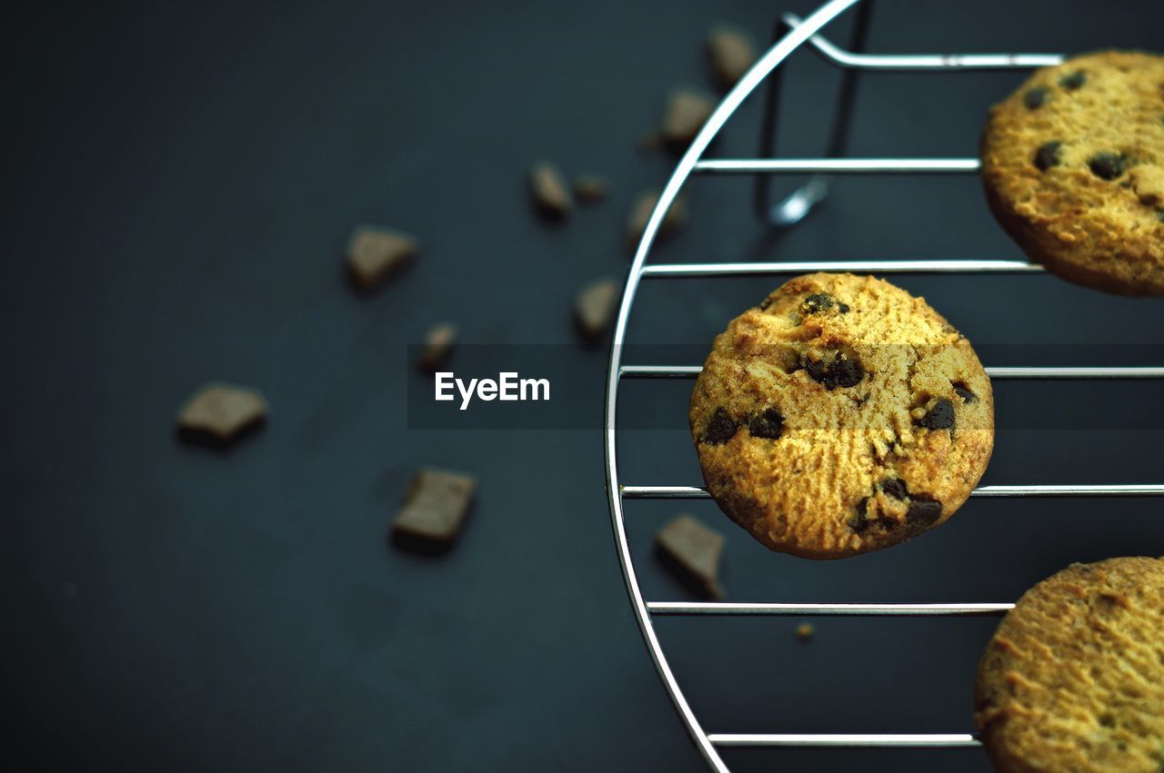 Close-up of cookies on cooling rack