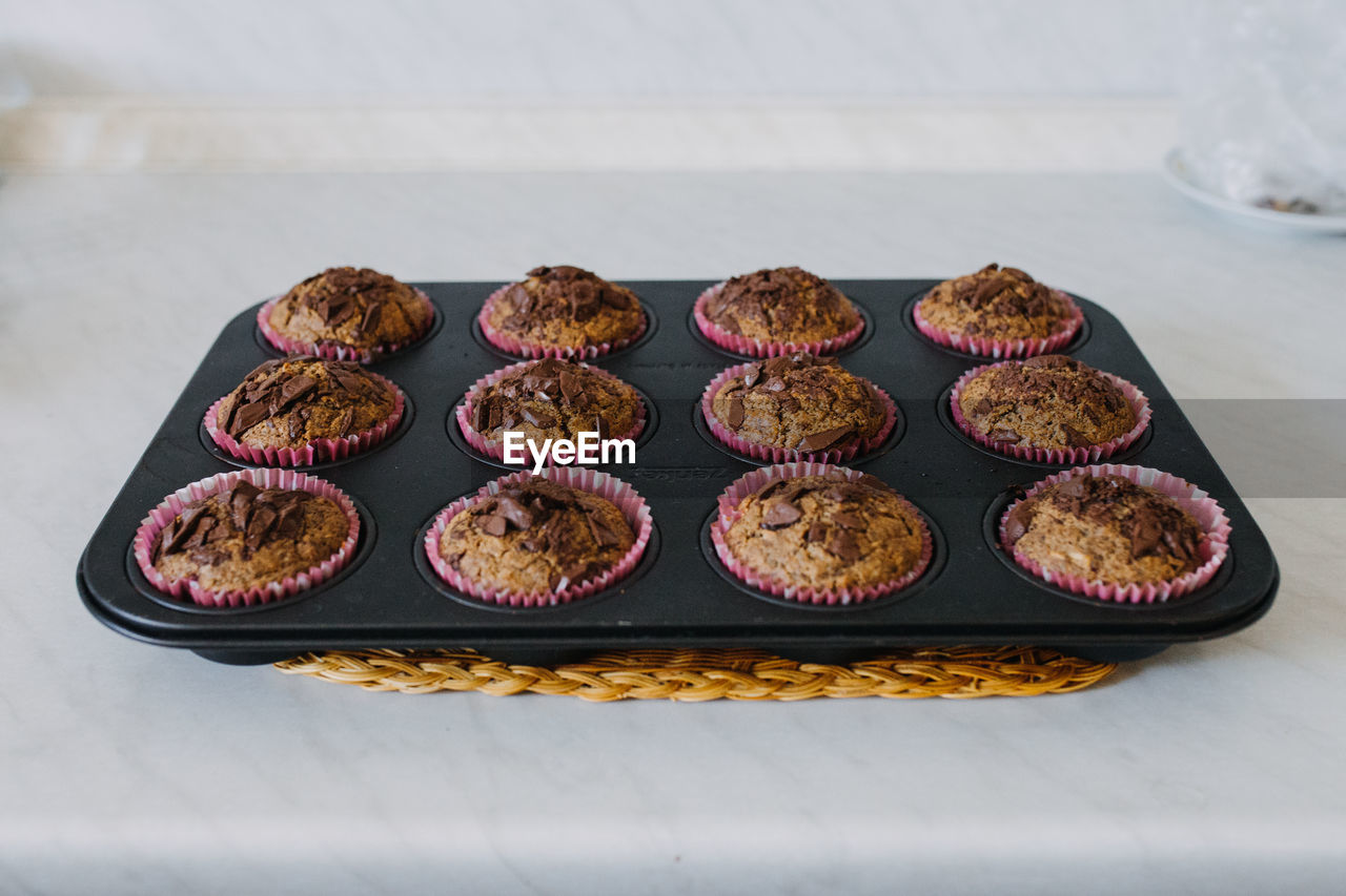 HIGH ANGLE VIEW OF CUPCAKE ON TABLE