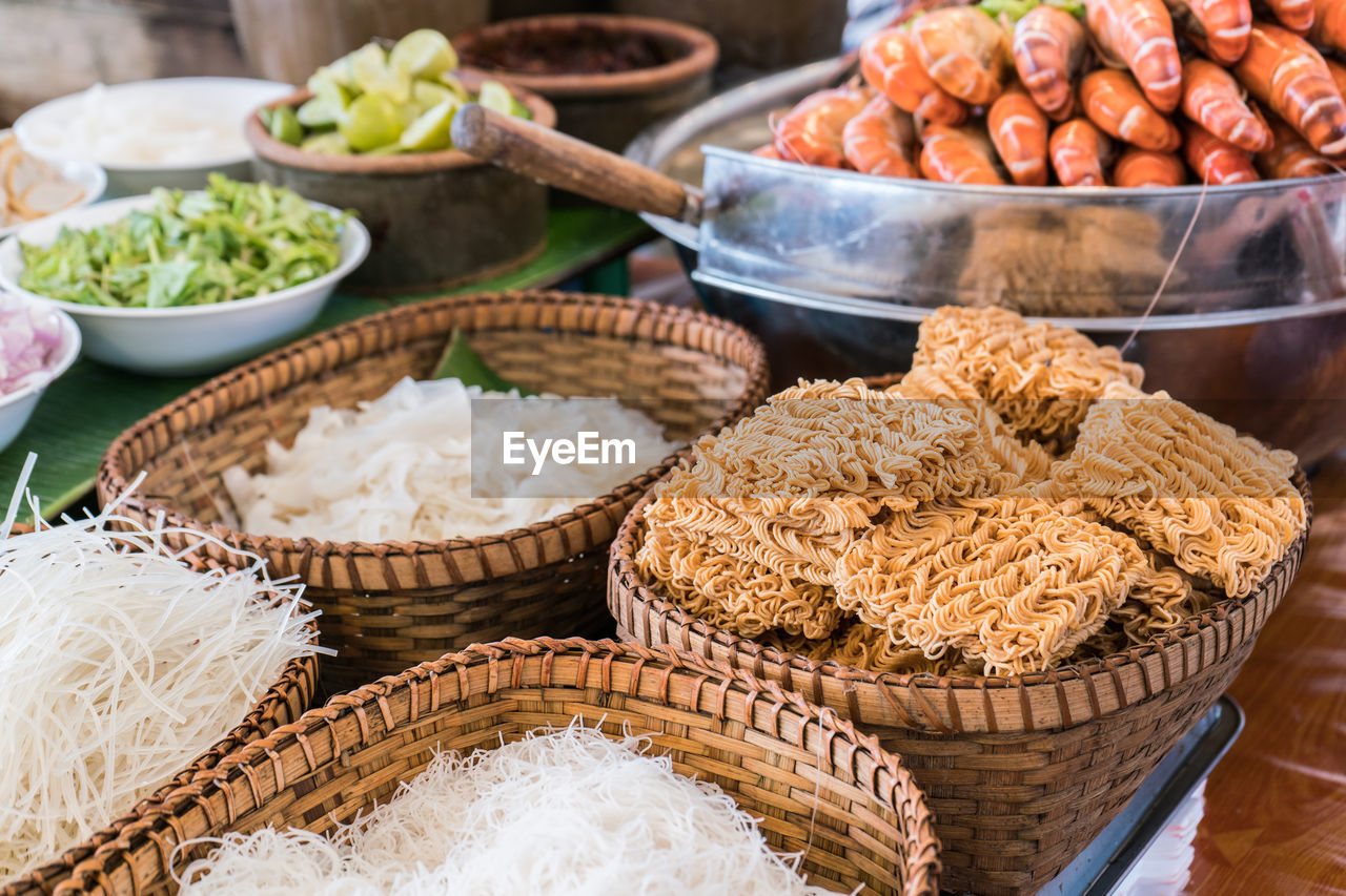 HIGH ANGLE VIEW OF VEGETABLES ON TABLE