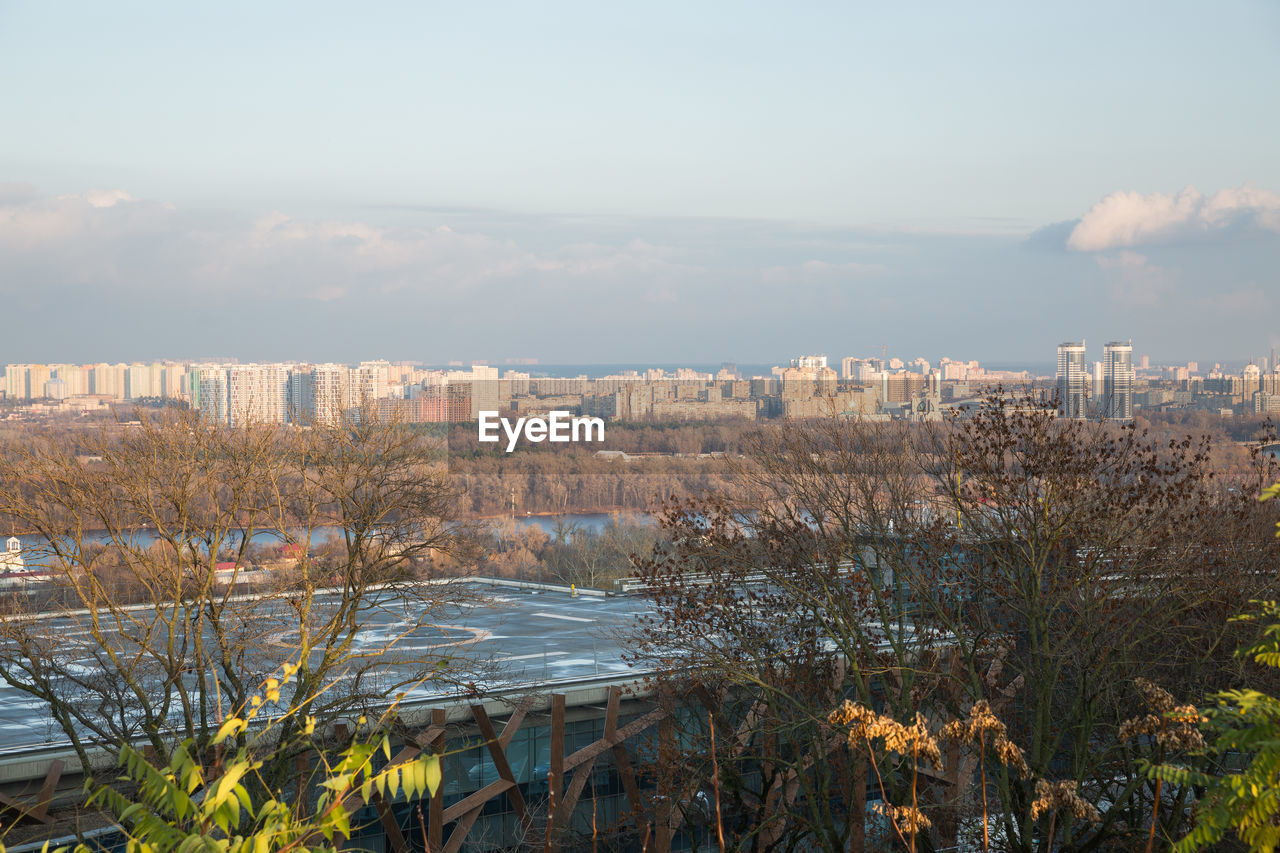 PANORAMIC VIEW OF LAKE AND BUILDINGS AGAINST SKY