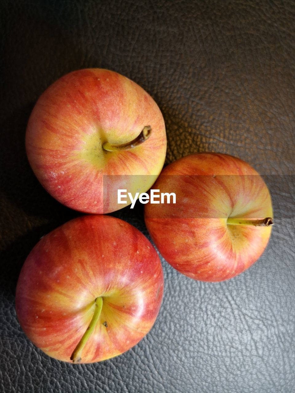 HIGH ANGLE VIEW OF APPLES ON APPLE