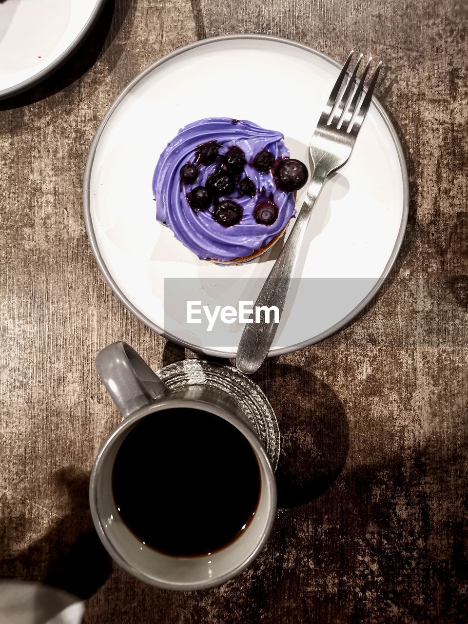 HIGH ANGLE VIEW OF COFFEE AND CUP ON TABLE