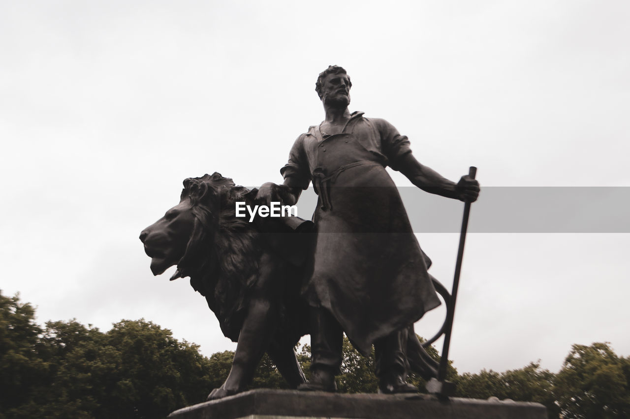 LOW ANGLE VIEW OF STATUE AGAINST SKY AT PARK