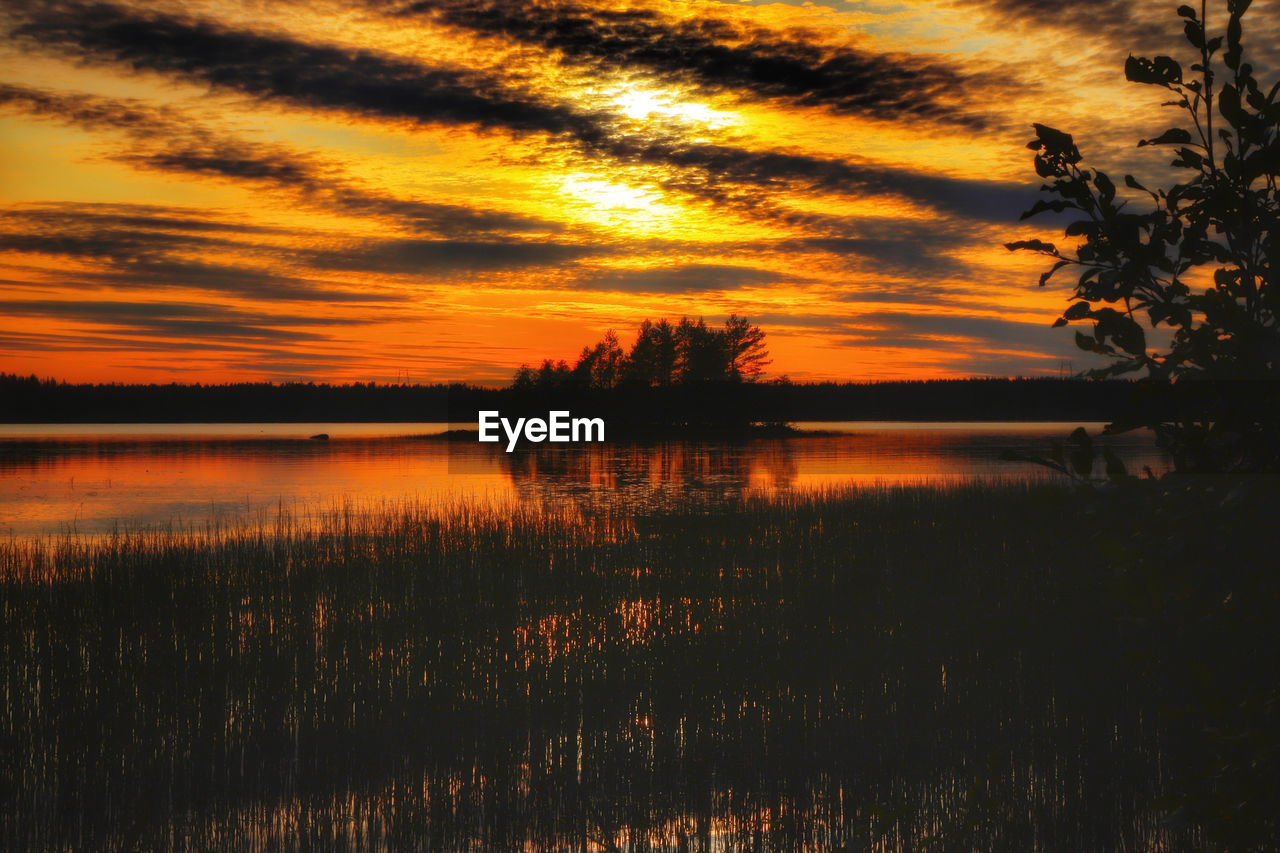 SCENIC VIEW OF LAKE AGAINST SKY DURING SUNSET