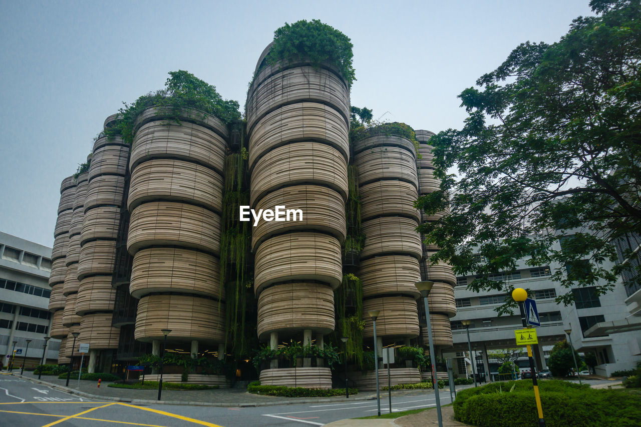 LOW ANGLE VIEW OF BUILDING AGAINST CLEAR SKY