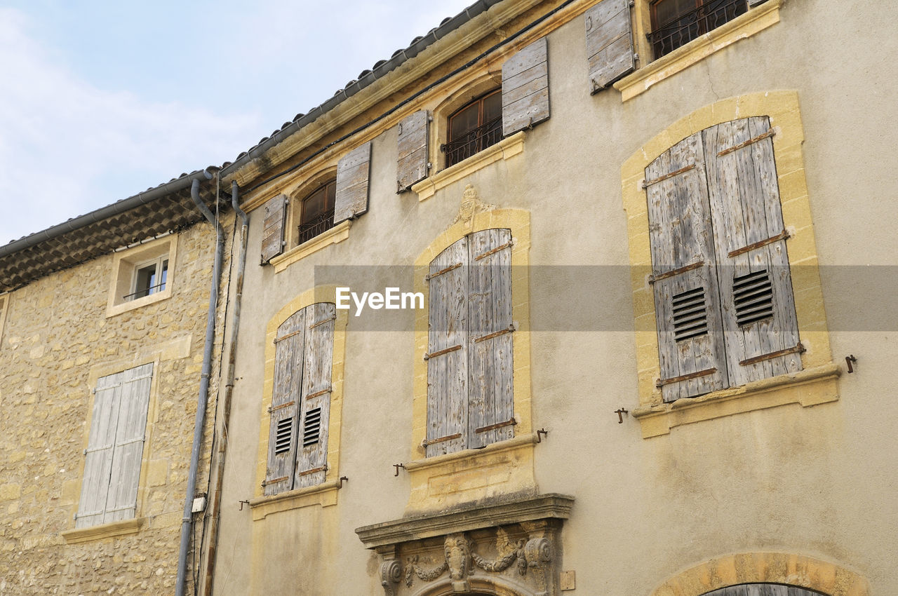 LOW ANGLE VIEW OF BUILDINGS AGAINST SKY