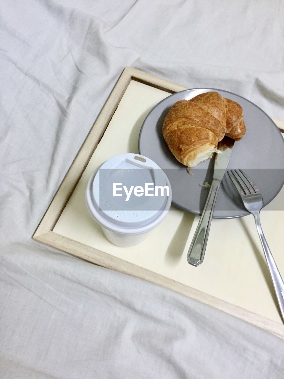 HIGH ANGLE VIEW OF BREAKFAST IN PLATE