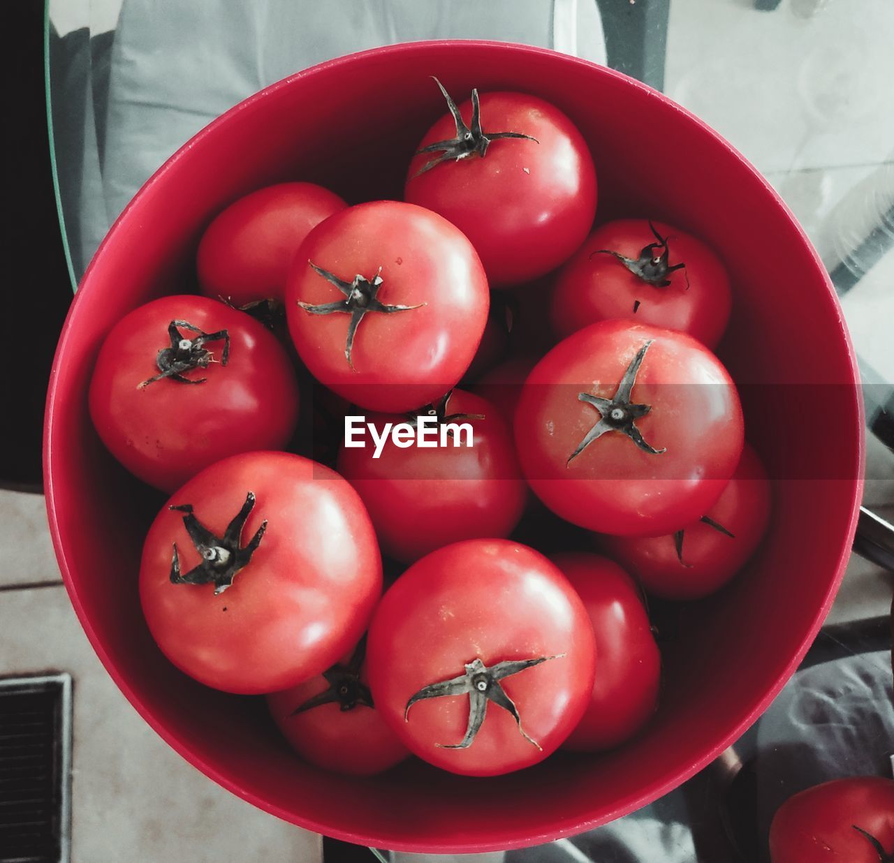 HIGH ANGLE VIEW OF RED TOMATOES