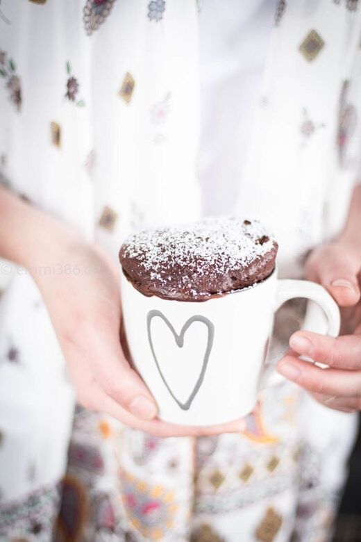 CROPPED IMAGE OF HAND HOLDING GLASS