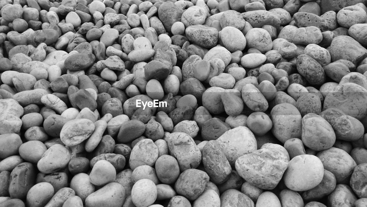 HIGH ANGLE VIEW OF PEBBLES IN CONTAINER