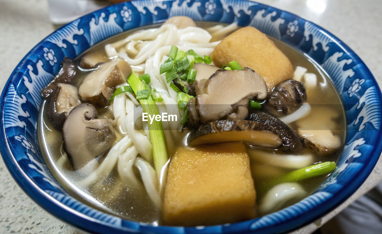 HIGH ANGLE VIEW OF SOUP IN BOWL ON TABLE