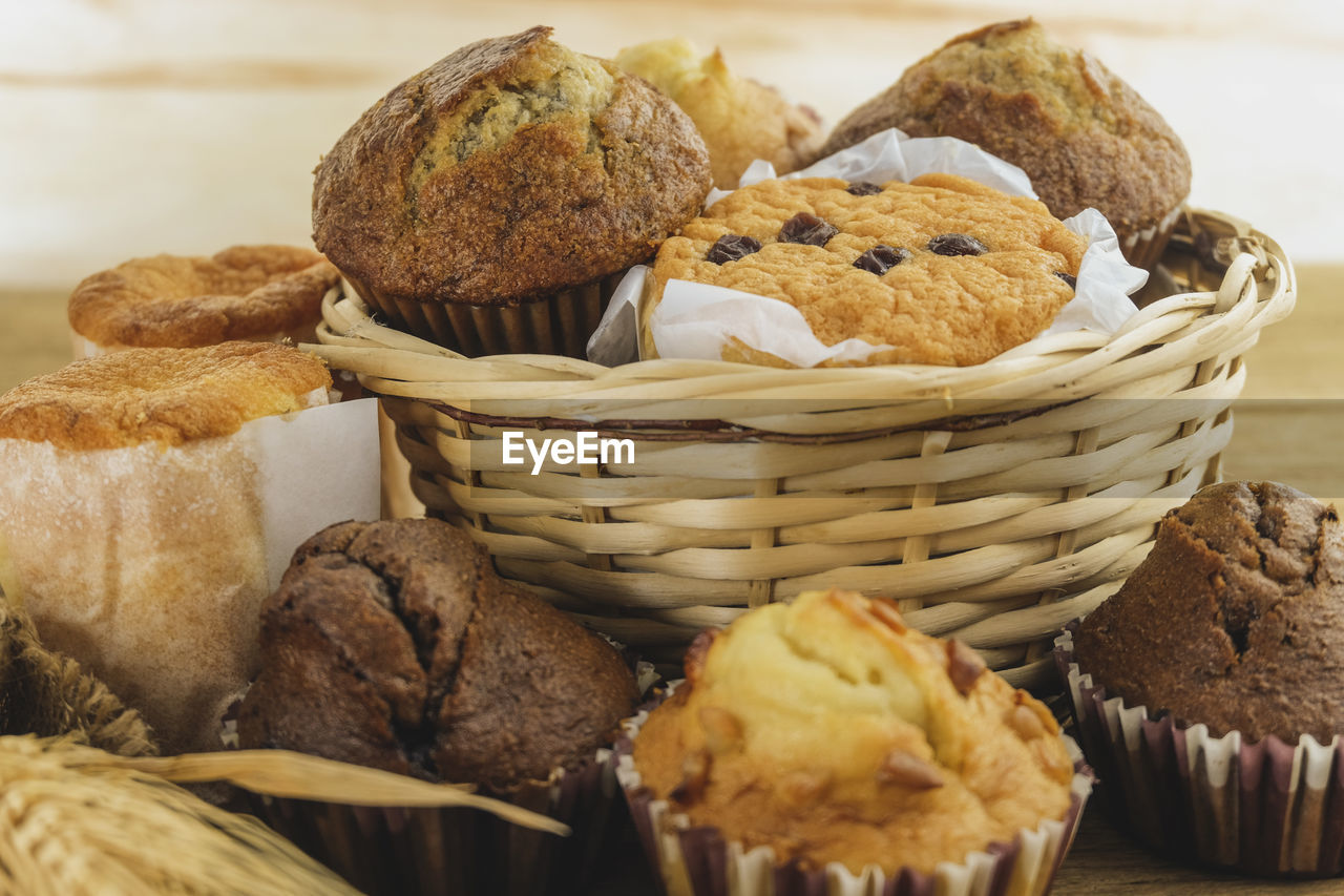 CLOSE-UP OF COOKIES IN PLATE