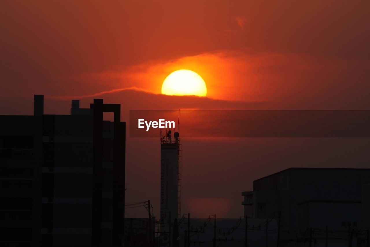 SILHOUETTE BUILDINGS AGAINST SKY AT SUNSET